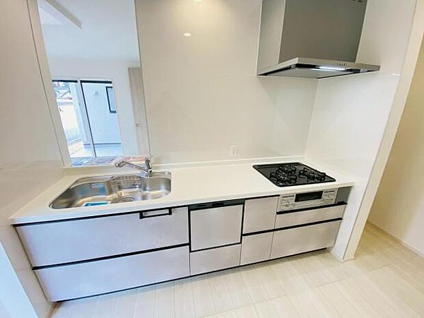 キッチン ダイニングに面した対面式キッチンでは、できたてのお料理がすぐテーブルに出せます