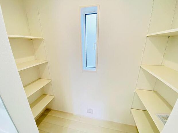 パントリー キッチンが広々と使えて片付けやすくなります♪