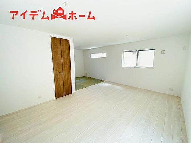 リビング 南向きのため明るい陽射しが射し込みます♪