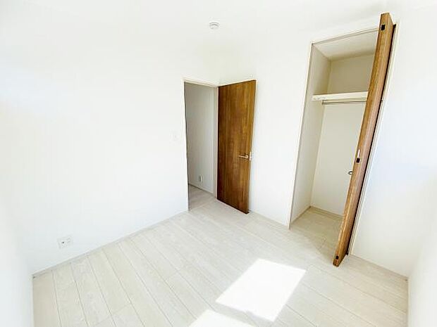 洋室 明るい洋室ではのんびりとお過ごしできます☆