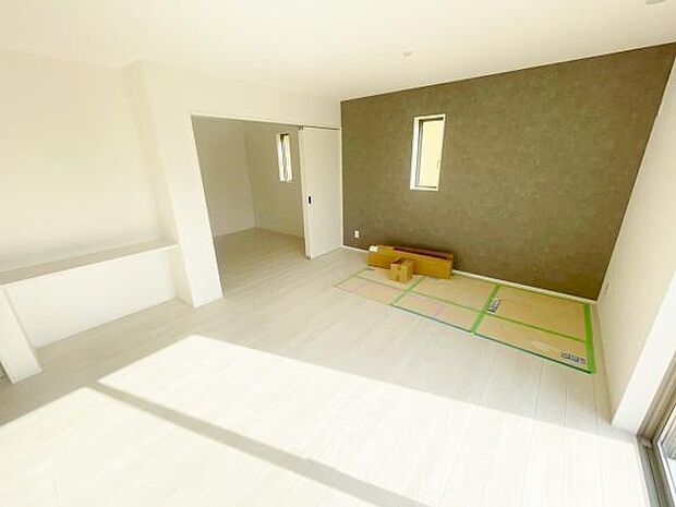 リビング 南向きのため明るい陽射しが射し込みます♪ 