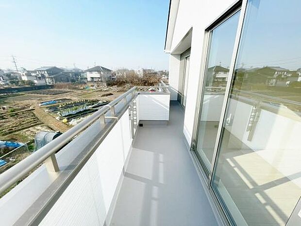バルコニー 広々としたバルコニーには洗濯物もたくさん干せます 