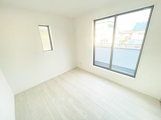 洋室 明るい洋室ではのんびりとお過ごしできます☆ 