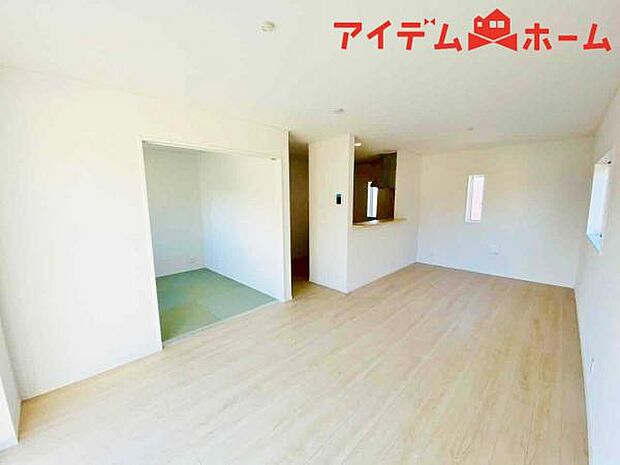 リビング 南向きのため明るい陽射しが射し込みます♪