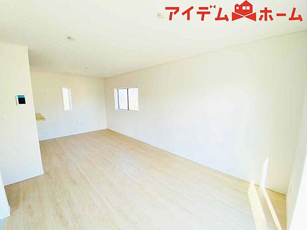 リビング 南向きのため明るい陽射しが射し込みます♪