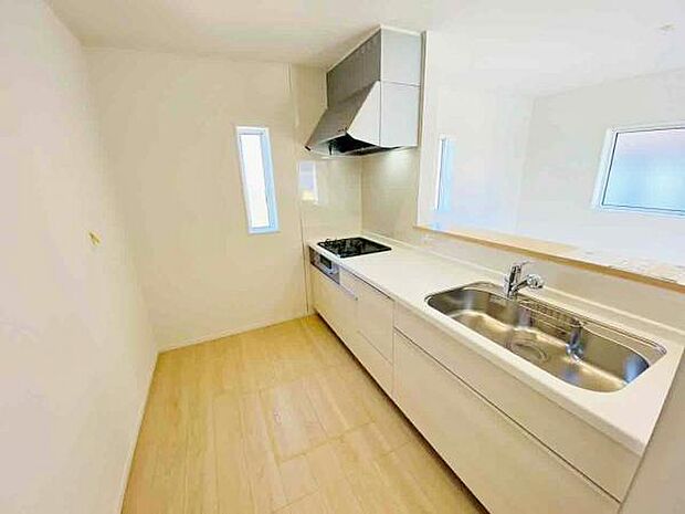 キッチン ダイニングに面した対面式キッチンでは、できたてのお料理がすぐテーブルに出せます