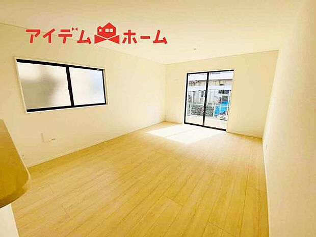 リビング 南向きのため明るい陽射しが射し込みます♪