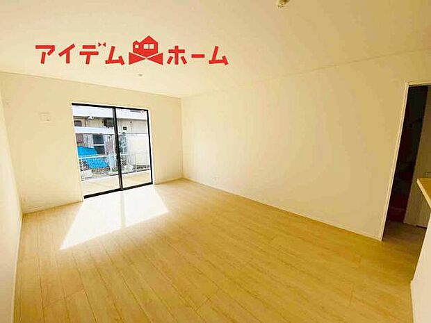 リビング 南向きのため明るい陽射しが射し込みます♪