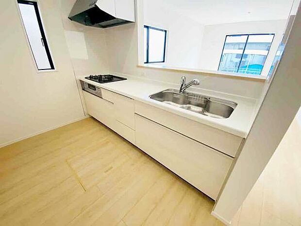 キッチン ダイニングに面した対面式キッチンでは、できたてのお料理がすぐテーブルに出せます