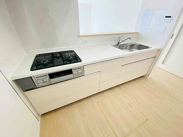 キッチン ダイニングに面した対面式キッチンでは、できたてのお料理がすぐテーブルに出せます