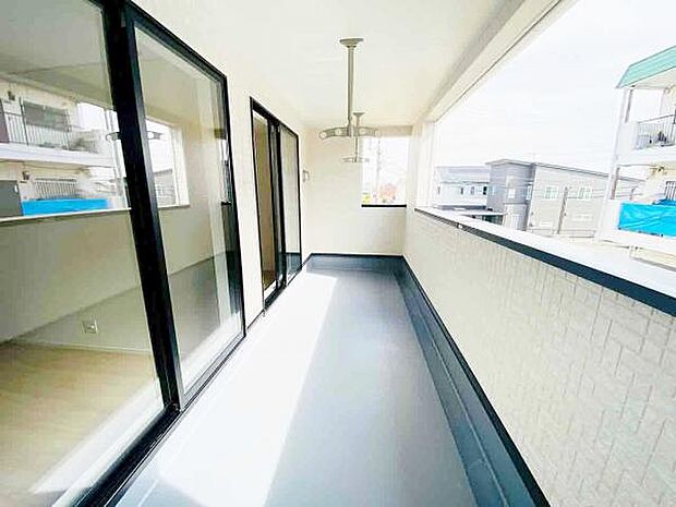 バルコニー 広々としたバルコニーには洗濯物もたくさん干せます!