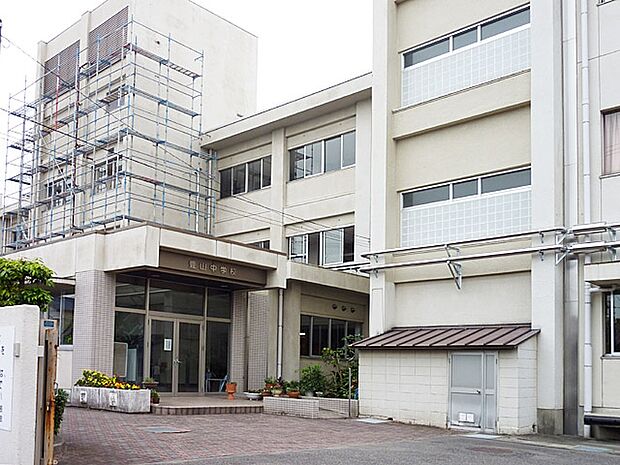 豊山町立豊山中学校(735m)