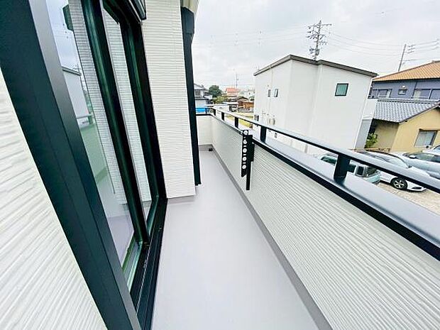 バルコニー 広々としたバルコニーには洗濯物もたくさん干せます!