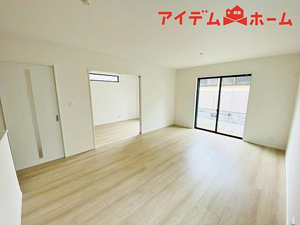 リビング 南向きのため明るい陽射しが射し込みます♪