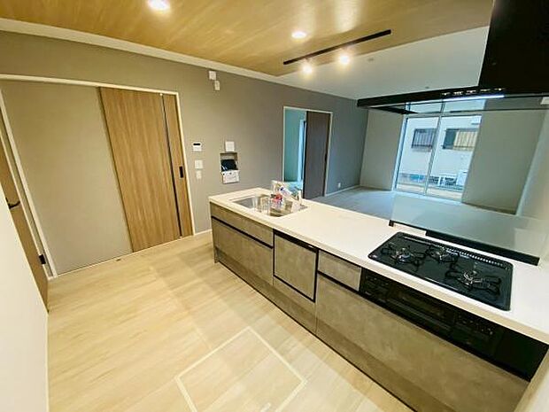 キッチン ダイニングに面した対面式キッチンでは、できたてのお料理がすぐテーブルに出せます