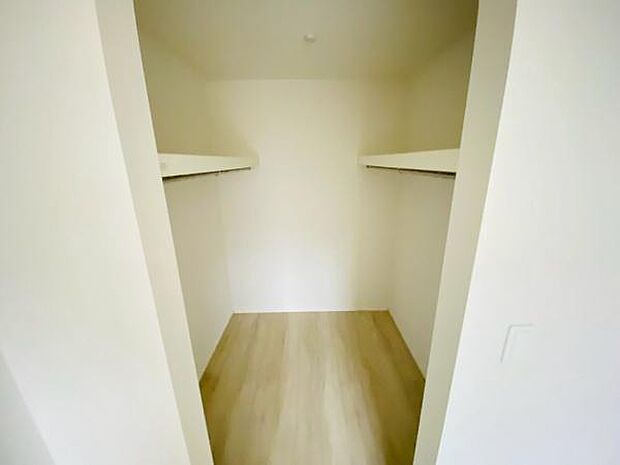 スーツケースなど大きなものからバッグや帽子など小物類も保管できます。