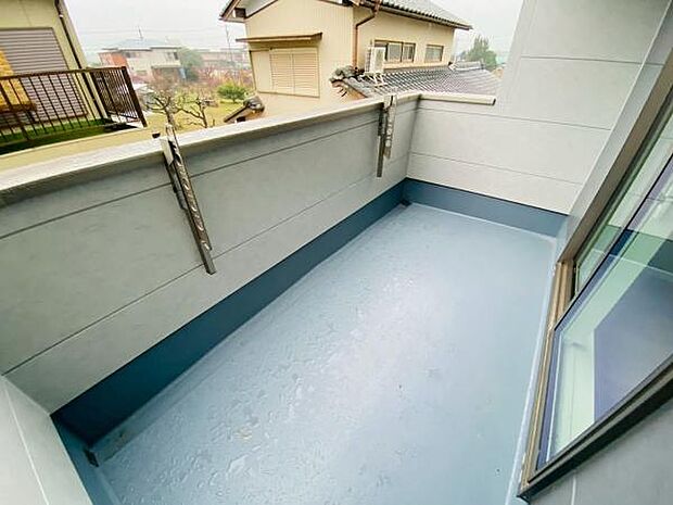 バルコニー 広々としたバルコニーには洗濯物もたくさん干せます!
