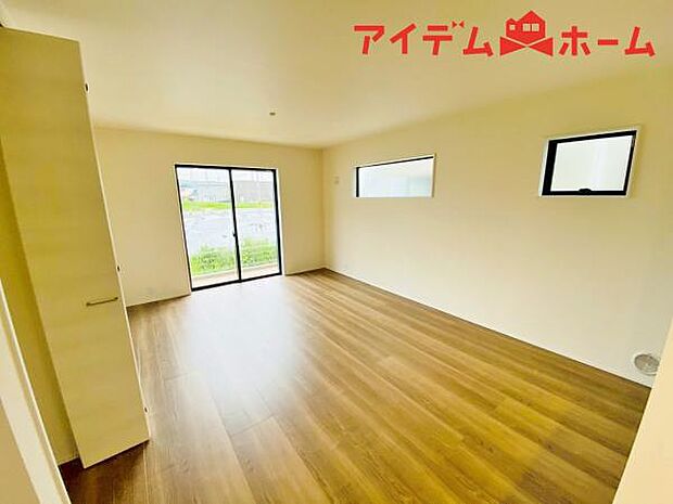 リビング 南向きのため明るい陽射しが射し込みます♪