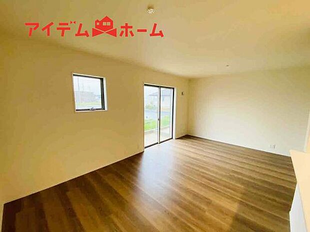 リビング 南向きのため明るい陽射しが射し込みます♪