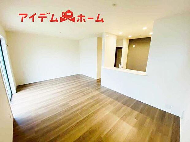 リビング 南向きのため明るい陽射しが射し込みます♪