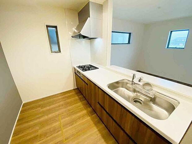 キッチン ダイニングに面した対面式キッチンでは、できたてのお料理がすぐテーブルに出せます