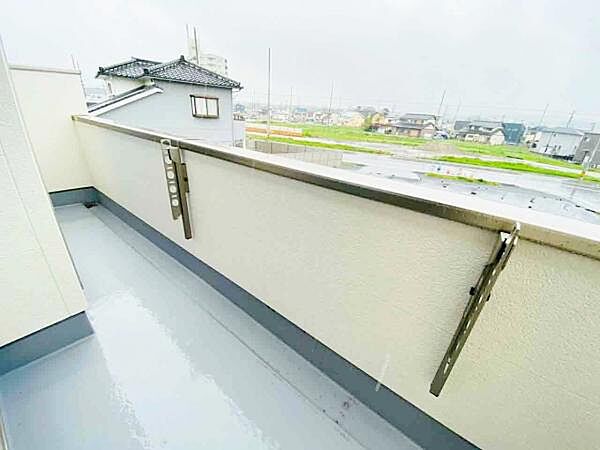 バルコニー 広々としたバルコニーには洗濯物もたくさん干せます！