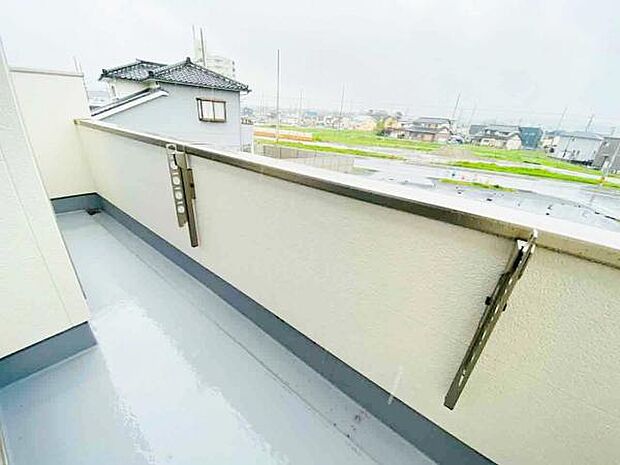 バルコニー 広々としたバルコニーには洗濯物もたくさん干せます!