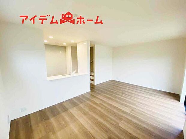 リビング 南向きのため明るい陽射しが射し込みます♪