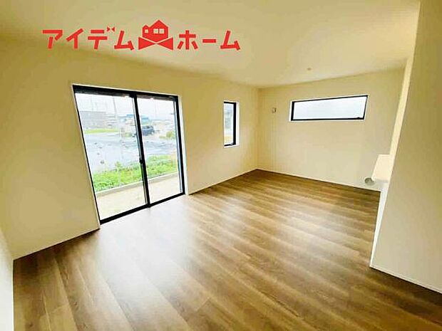 リビング 南向きのため明るい陽射しが射し込みます♪