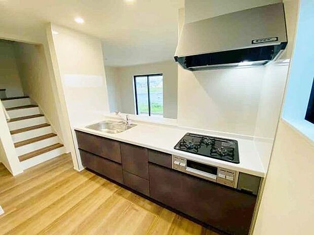 キッチン ダイニングに面した対面式キッチンでは、できたてのお料理がすぐテーブルに出せます