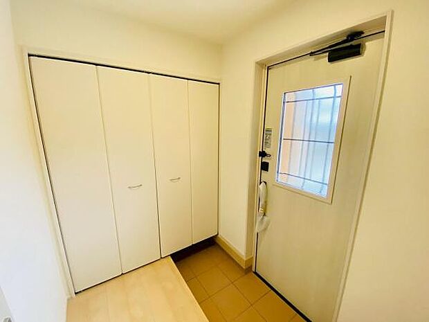 玄関 玄関横にシューズボックスがついているので、片付いた玄関がキープできます