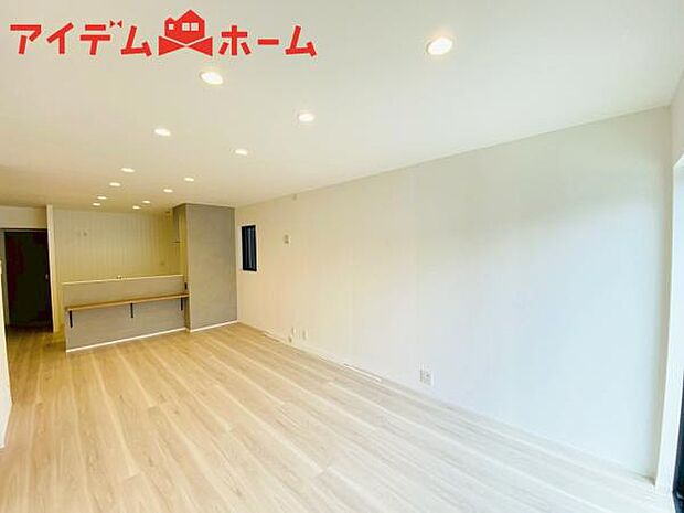 リビング 南向きのため明るい陽射しが射し込みます♪ 