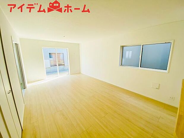 リビング 南向きのため明るい陽射しが射し込みます♪