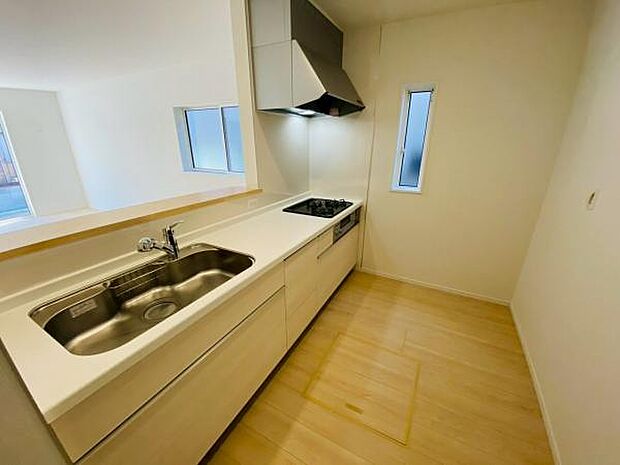 キッチン ダイニングに面した対面式キッチンでは、できたてのお料理がすぐテーブルに出せます