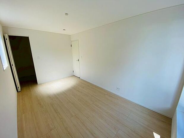 洋室 明るい洋室ではのんびりとお過ごしできます☆