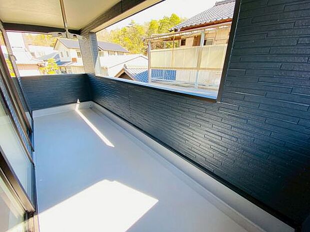バルコニー 広々としたバルコニーには洗濯物もたくさん干せます!