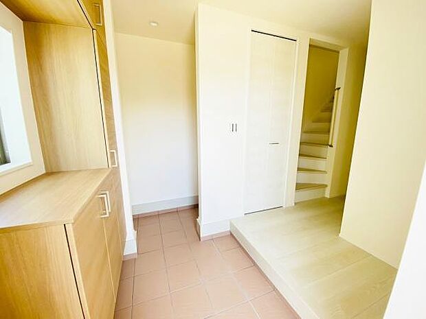 玄関収納 玄関横にシューズボックスがついているので、片付いた玄関がキープできます