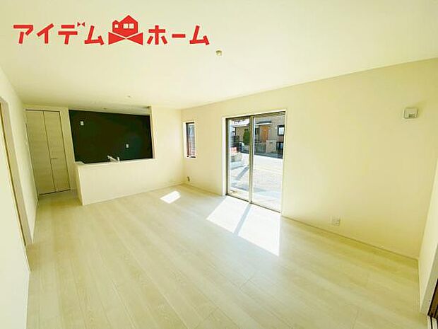 リビング 南向きのため明るい陽射しが射し込みます♪