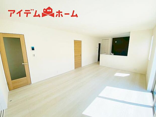 リビング 南向きのため明るい陽射しが射し込みます♪