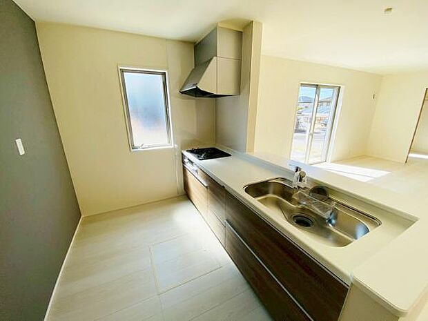 キッチン ダイニングに面した対面式キッチンでは、できたてのお料理がすぐテーブルに出せます