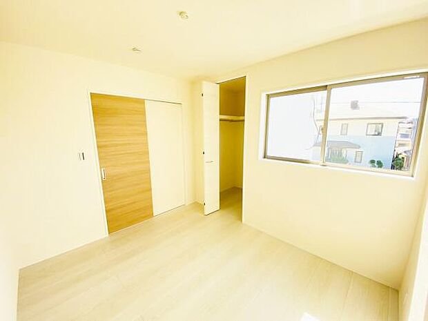 洋室 明るい洋室ではのんびりとお過ごしできます☆