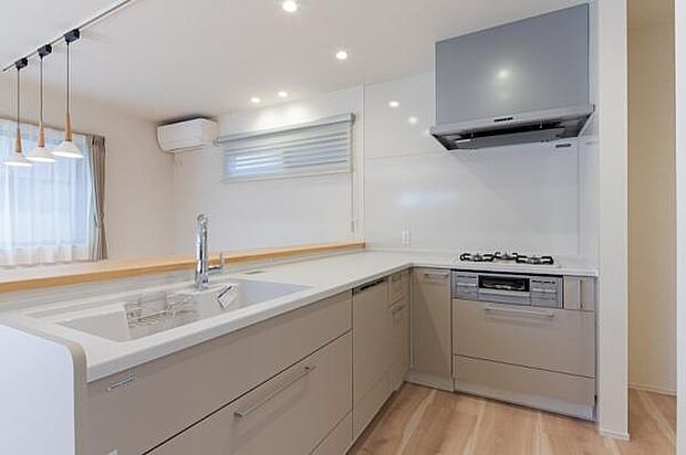 キッチン ダイニングに面した対面式キッチンでは、できたてのお料理がすぐテーブルに出せます