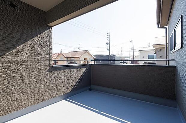 バルコニー 広々としたバルコニーには洗濯物もたくさん干せます