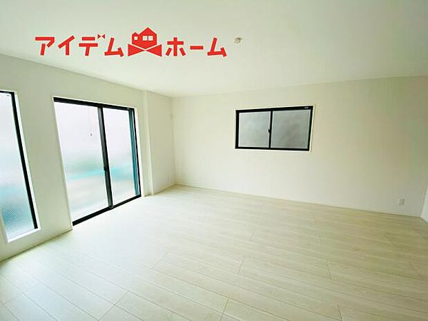 リビング 南向きのため明るい陽射しが射し込みます♪