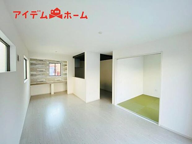 リビング 南向きのため明るい陽射しが射し込みます♪