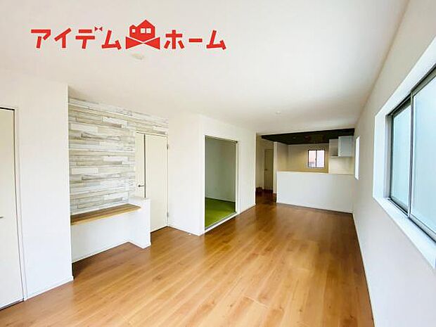 リビング 南向きのため明るい陽射しが射し込みます♪