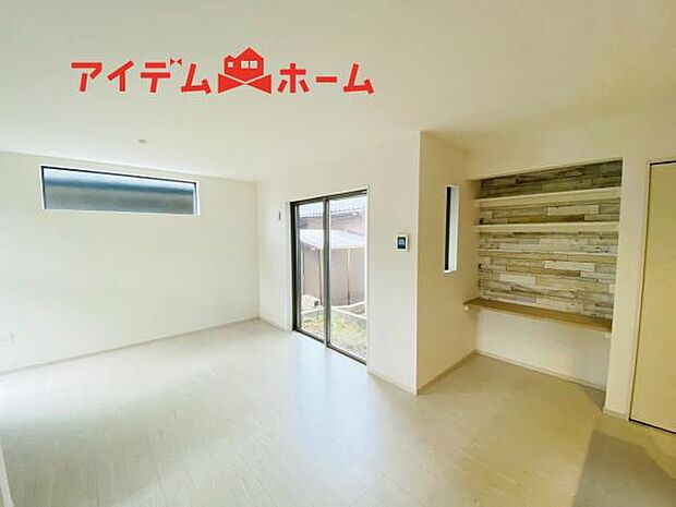リビング 南向きのため明るい陽射しが射し込みます♪