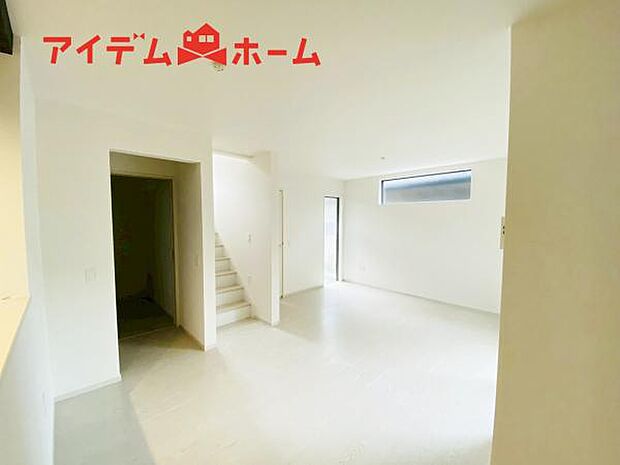 リビング 南向きのため明るい陽射しが射し込みます♪