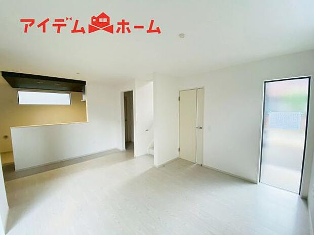 リビング 南向きのため明るい陽射しが射し込みます♪