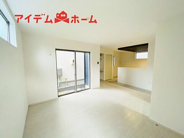 リビング 南向きのため明るい陽射しが射し込みます♪